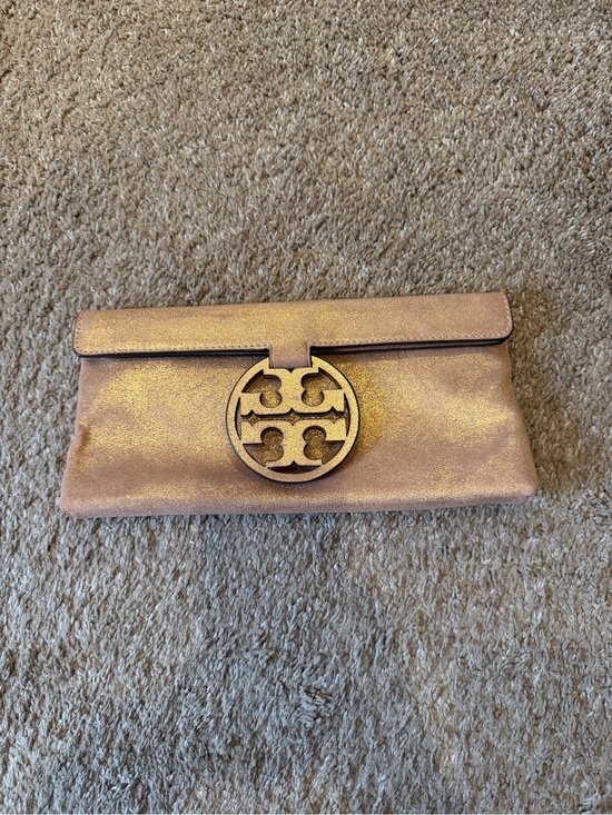 Tory Burch Handbags - Tory Burch Metallic Rose Gold Logo Clutch